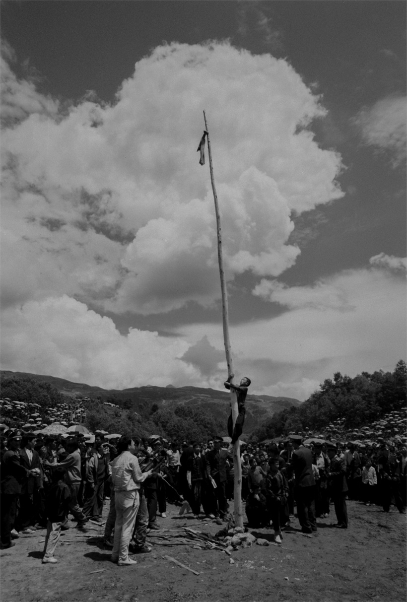 爬油桿，彝語叫“惹薄道”，源于遠古。爬油桿是古代彝族先民為紀念故去的部落英雄而舉行的紀念儀式，其功能是遭野獸襲擊時可迅速爬樹避險，最重要的是部落征戰時，作為登高望遠的瞭望哨